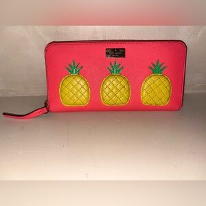 🎀🎀🎀Kate Spade Vibrant Pink Wallet with Pineapple Design